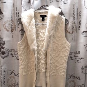 Beautiful vest with removable fur and very soft
